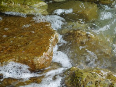 taşlar ve açık havada denizde kayalar