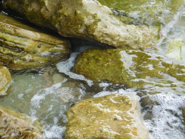 taşlar ve açık havada denizde kayalar
