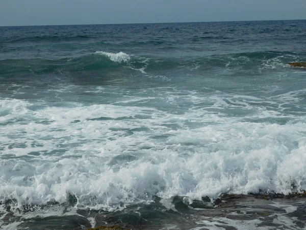 Mar e ondas na piscina da praia — Fotografia de Stock