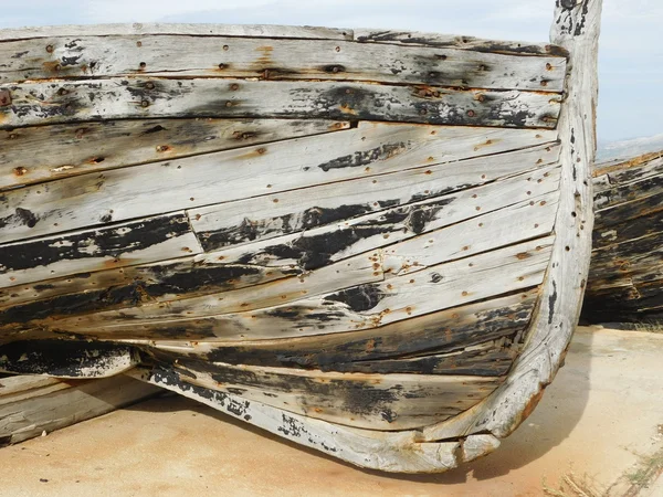 Barco de madera al aire libre cerca del mar — Foto de Stock