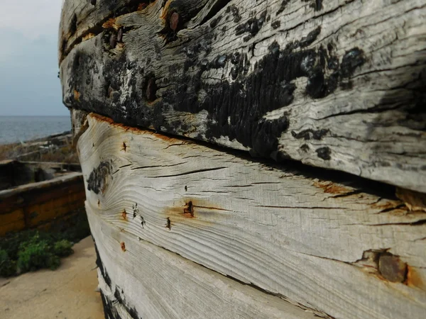 Открытая деревянная лодка у моря — стоковое фото