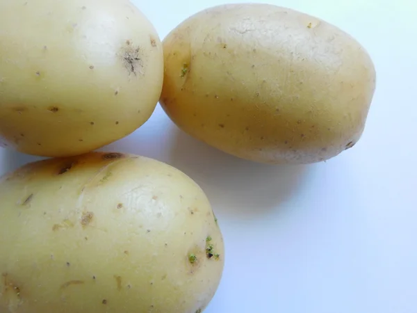 Aardappelen te eten in de keuken — Stockfoto