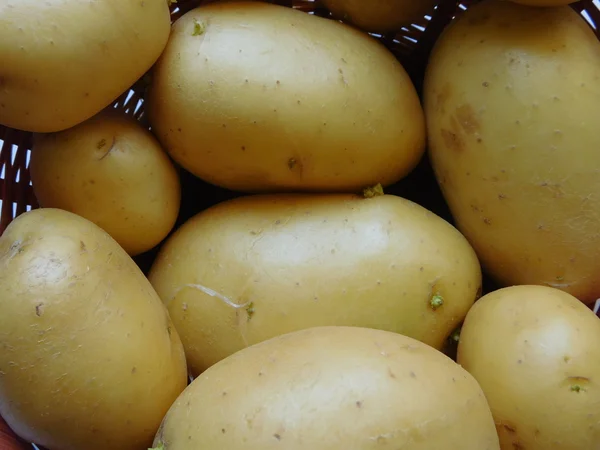 Hög med potatis att äta i köket — Stockfoto