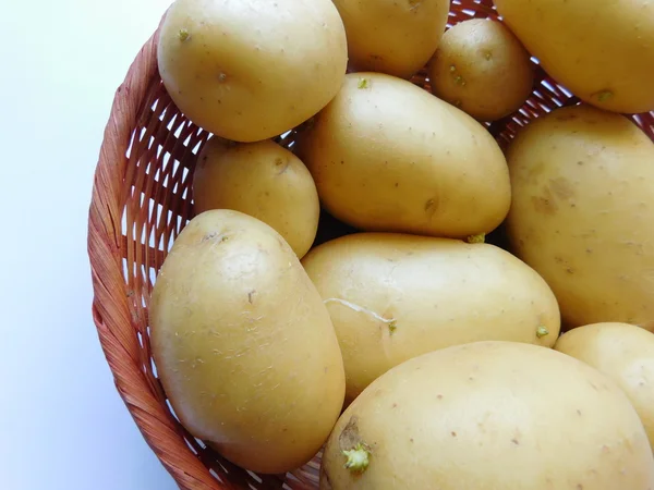 Купа картоплі, щоб їсти на кухні — стокове фото