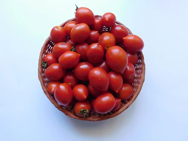 Pomodori da mangiare in cucina su una base di legno — Foto Stock