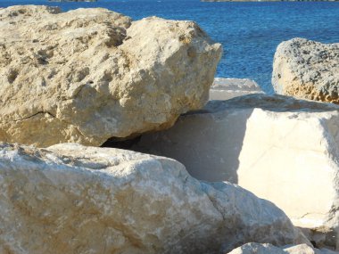 kayalar ve deniz dışında taşlar