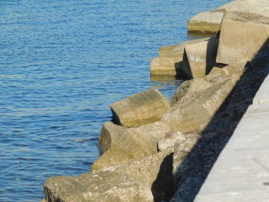 kayalar ve deniz dışında taşlar