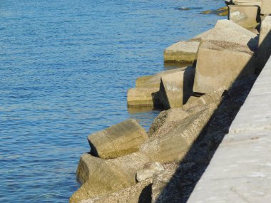 kayalar ve deniz dışında taşlar