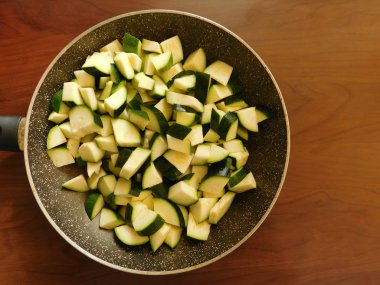 a ahşap taban üzerinde mutfakta yemek için kabak
