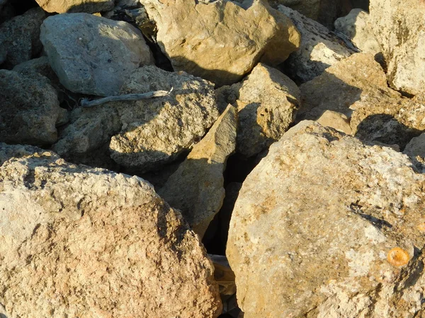 Steine und Felsen im Grünen — Stockfoto