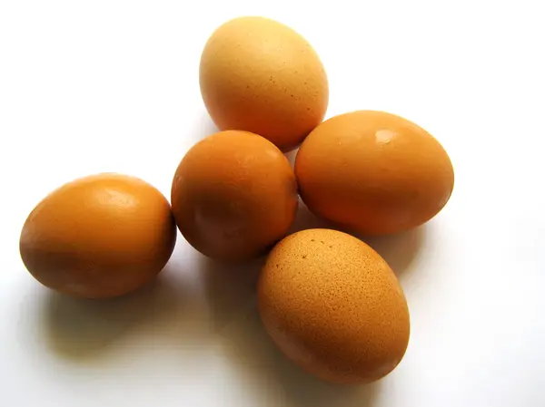 白い背景の上の卵を食べる — ストック写真