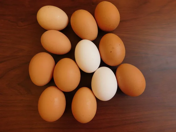 Eieren eten op een houten voet — Stockfoto