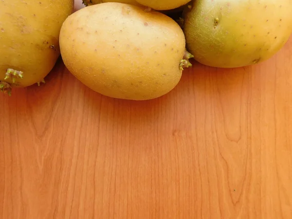 Manger des pommes de terre sur socle en bois — Photo