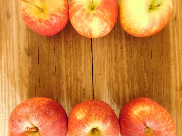 Äpfel zum Essen auf Holzsockel — Stockfoto