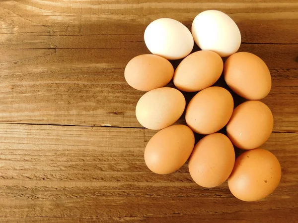 Eieren eten op een houten voet — Stockfoto