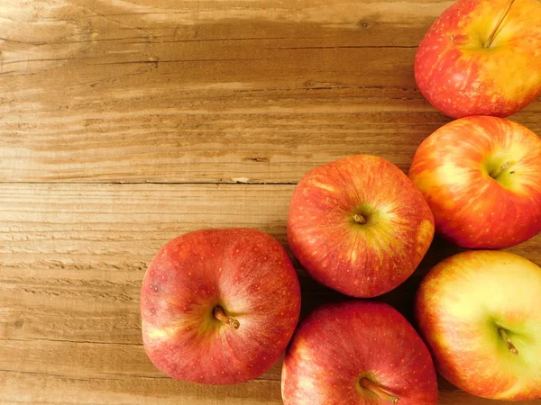 Äpfel zum Essen auf Holzsockel — Stockfoto