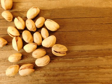 ahşap taban üzerinde yemek için Antep fıstığı