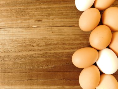 bir ahşap taban üzerinde yumurta yeme