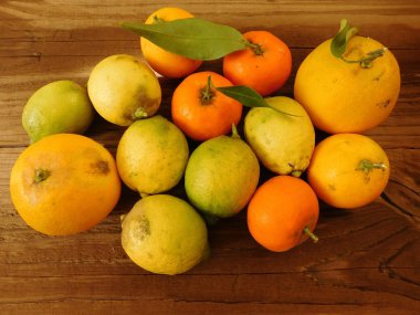 ahşap taban üzerinde yemek meyve