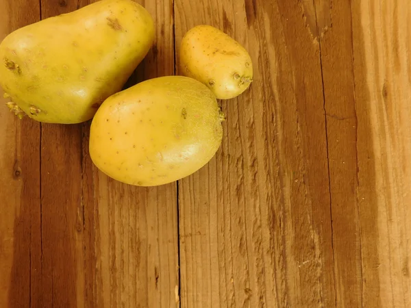 Ahşap taban üzerinde patates yemek — Stok fotoğraf