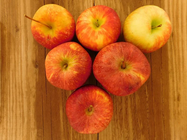 Äpfel zum Essen auf Holzsockel — Stockfoto