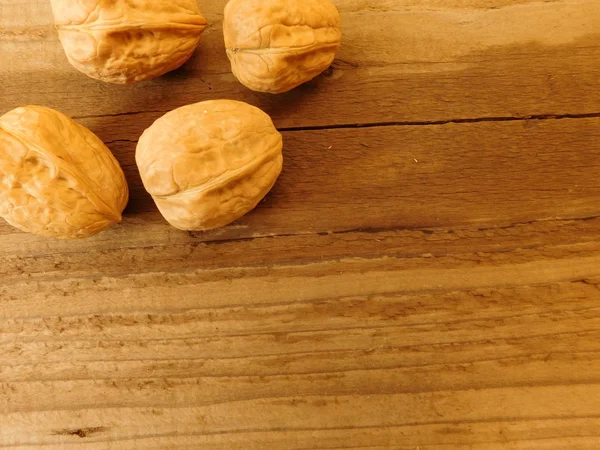 Nueces para comer en base de madera —  Fotos de Stock