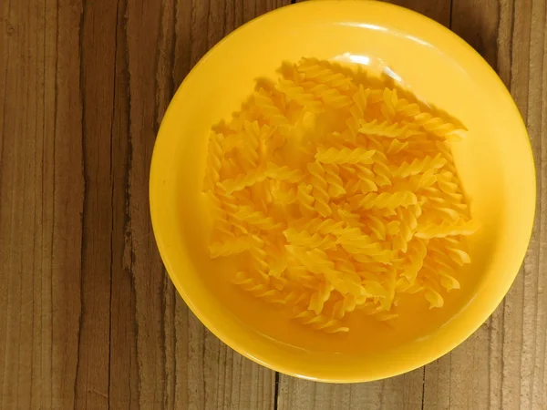 Tagliatelle da mangiare su base di legno — Foto Stock