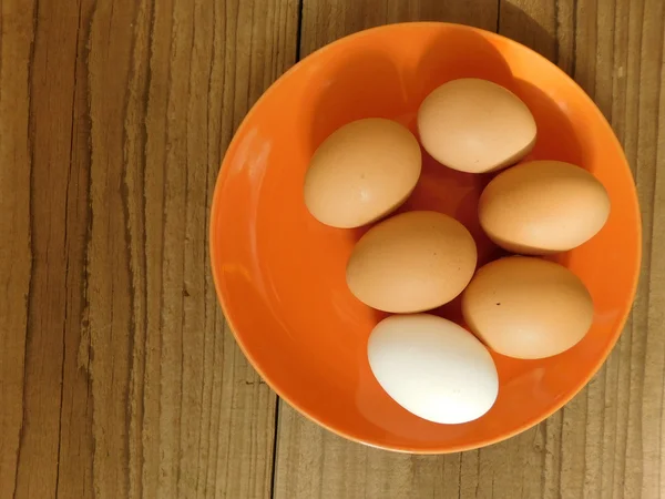 Eieren eten op een houten voet — Stockfoto