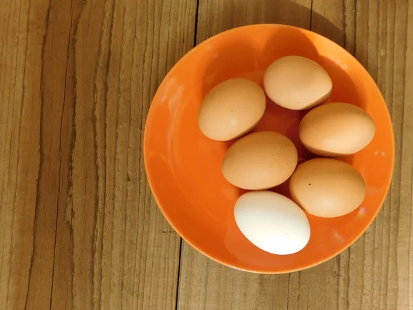 Eieren eten op een houten voet — Stockfoto