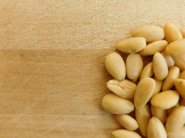 Ahşap taban üzerinde yemek için badem