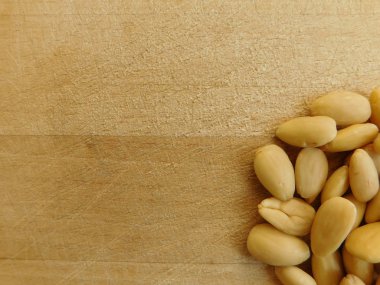 Ahşap taban üzerinde yemek için badem