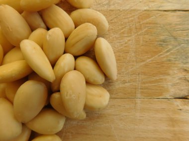 Ahşap taban üzerinde yemek için badem