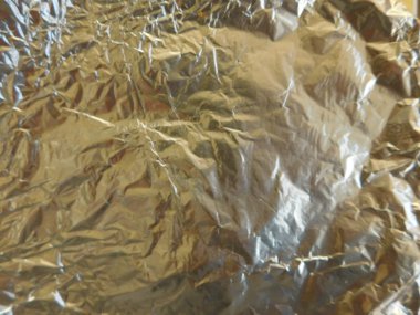 Alüminyum kağıt ahşap taban üzerinde