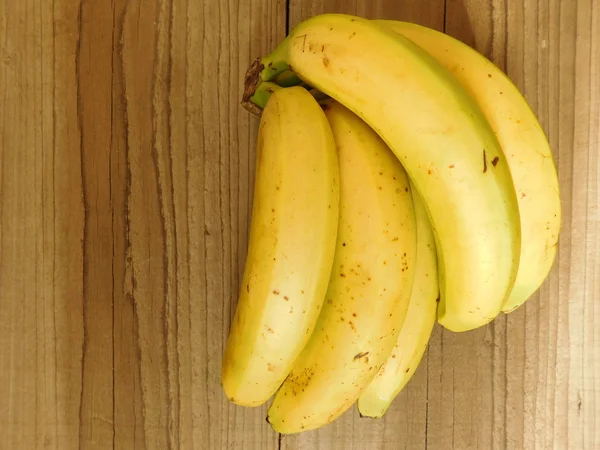 木製のベースに食べるバナナ — ストック写真