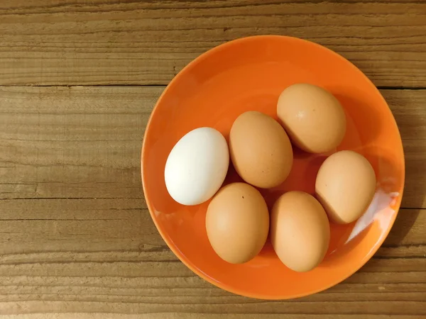 Eieren eten op een houten voet — Stockfoto