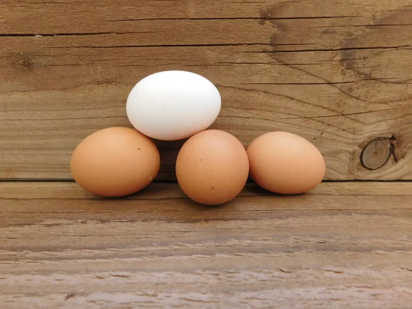 Eieren eten op een houten voet — Stockfoto