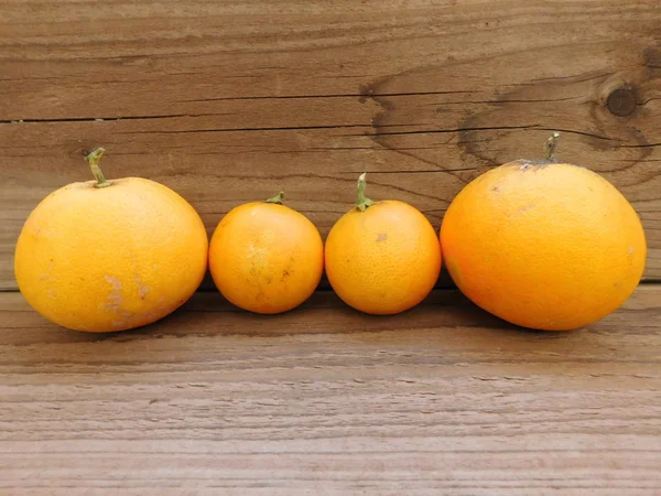 Patate in cucina su base di legno — Foto Stock