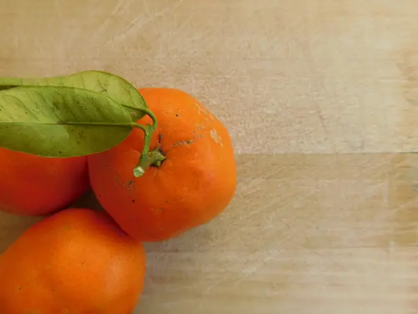 Tangerinas para comer na base de madeira — Fotografia de Stock