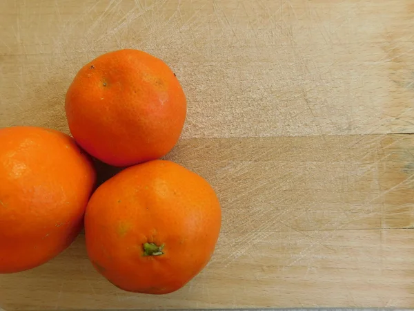 Mandarinky k jídlu na dřevěné základně — Stock fotografie