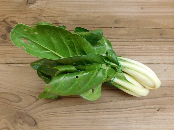 Salade te eten op houten voet — Stockfoto