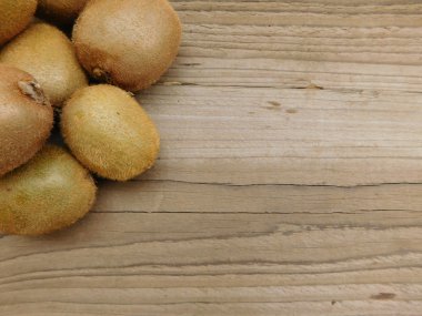 kivi gıda ahşap taban üzerinde