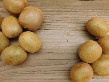 kivi gıda ahşap taban üzerinde