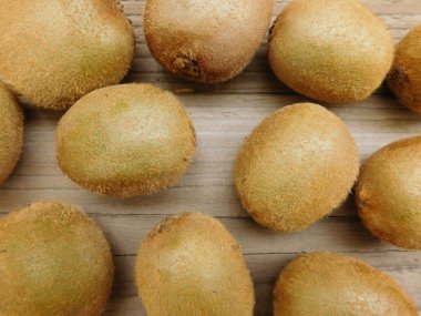 kivi gıda ahşap taban üzerinde