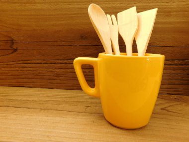 çatal bıçak takımı ahşap taban üzerinde