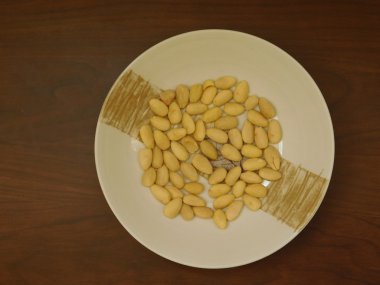 badem ahşap taban üzerinde