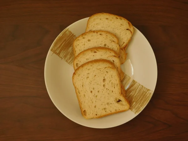 Brot auf Holzsockel — Stockfoto