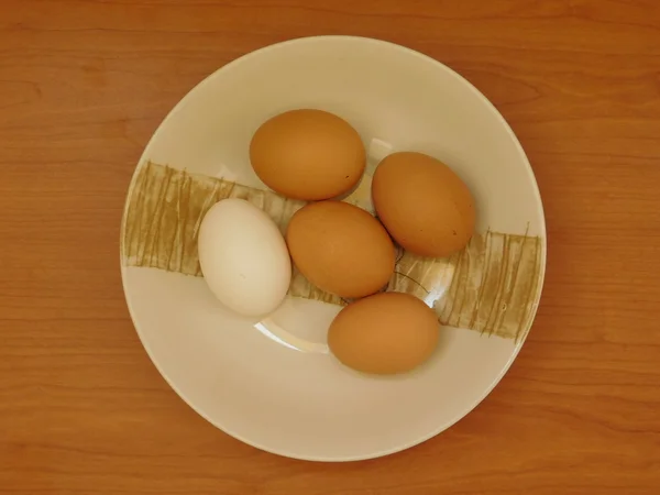 Eieren op houten voet — Stockfoto