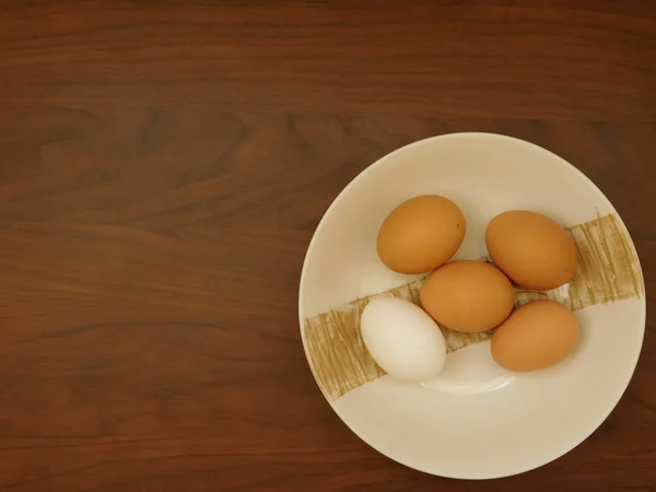 Eieren op houten voet — Stockfoto