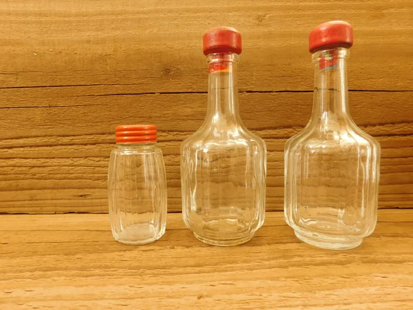 Cruet ahşap taban üzerinde mutfakta — Stok fotoğraf