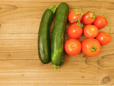 ahşap taban üzerinde yemek için sebze